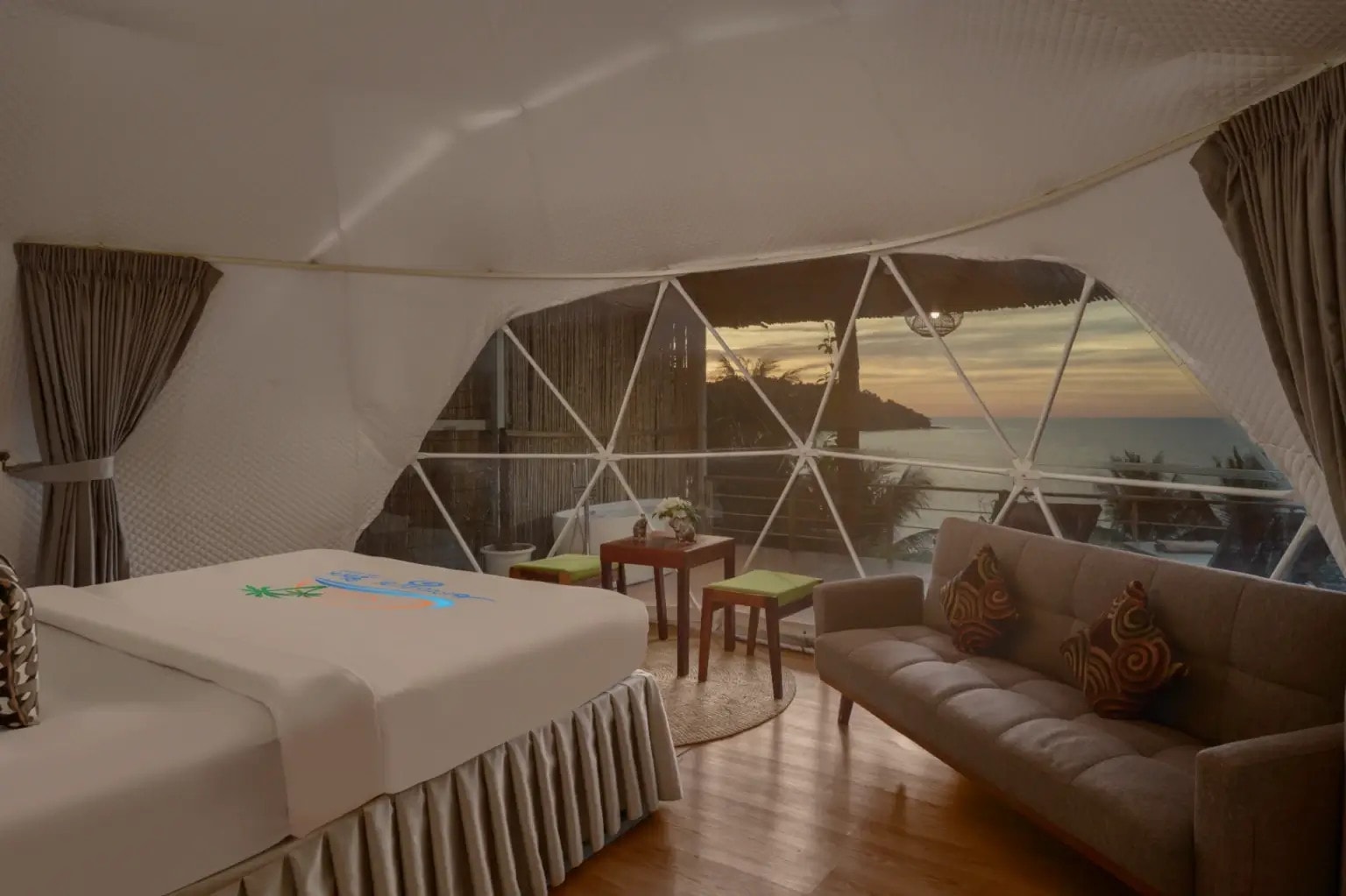 Deluxe Double Sea View - bed with view