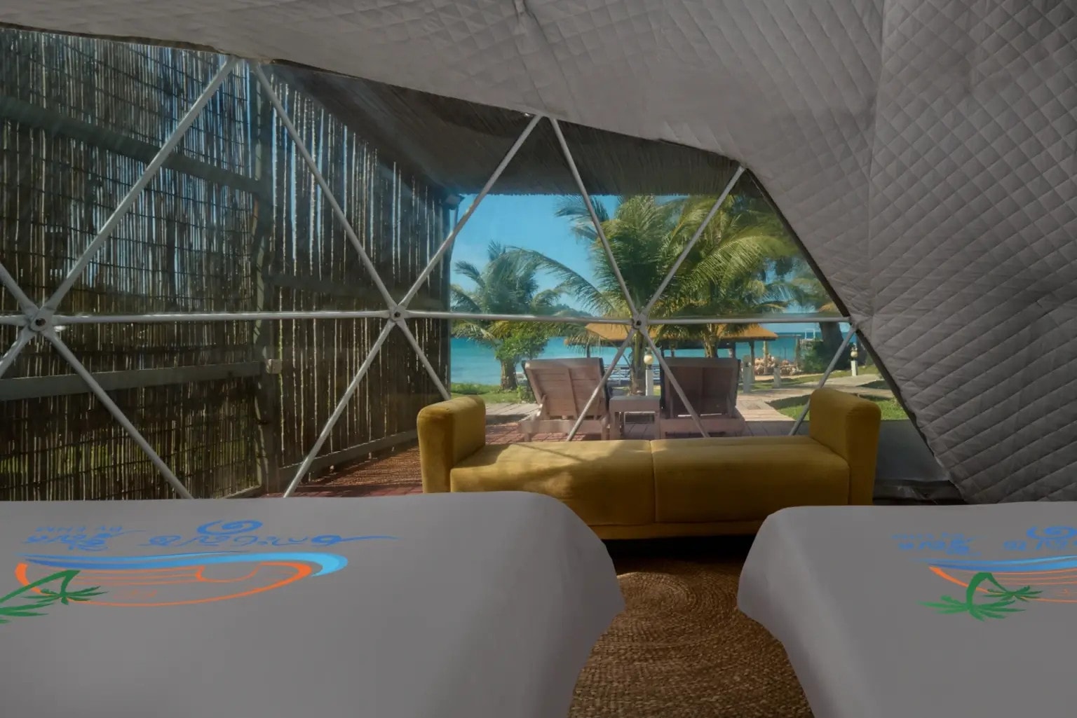 Family Room Sea View - bed with view